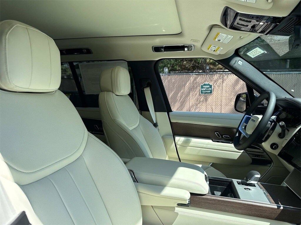 2025 Land Rover Range Rover SE photo 4