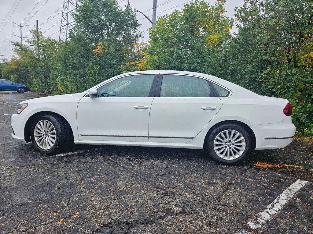 2017 Volkswagen Passat SE photo 2