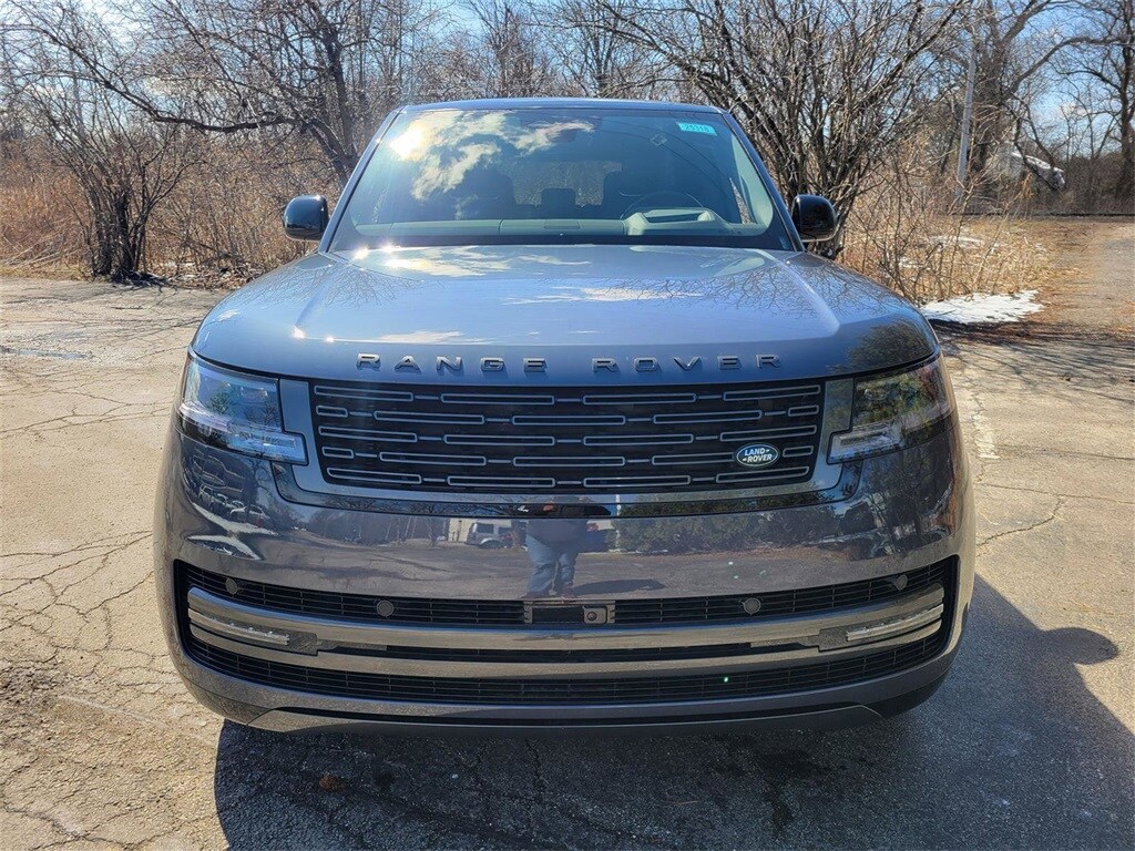 2025 Land Rover Range Rover SE photo 3