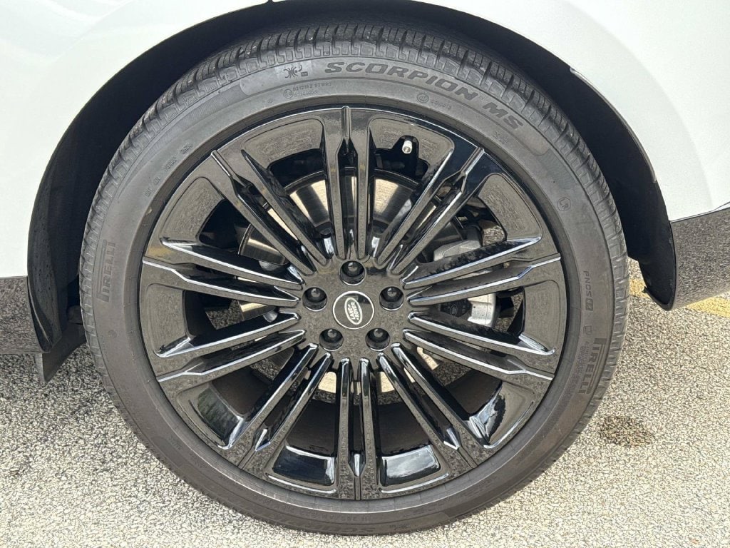 2025 Land Rover Range Rover SE - Photo 13