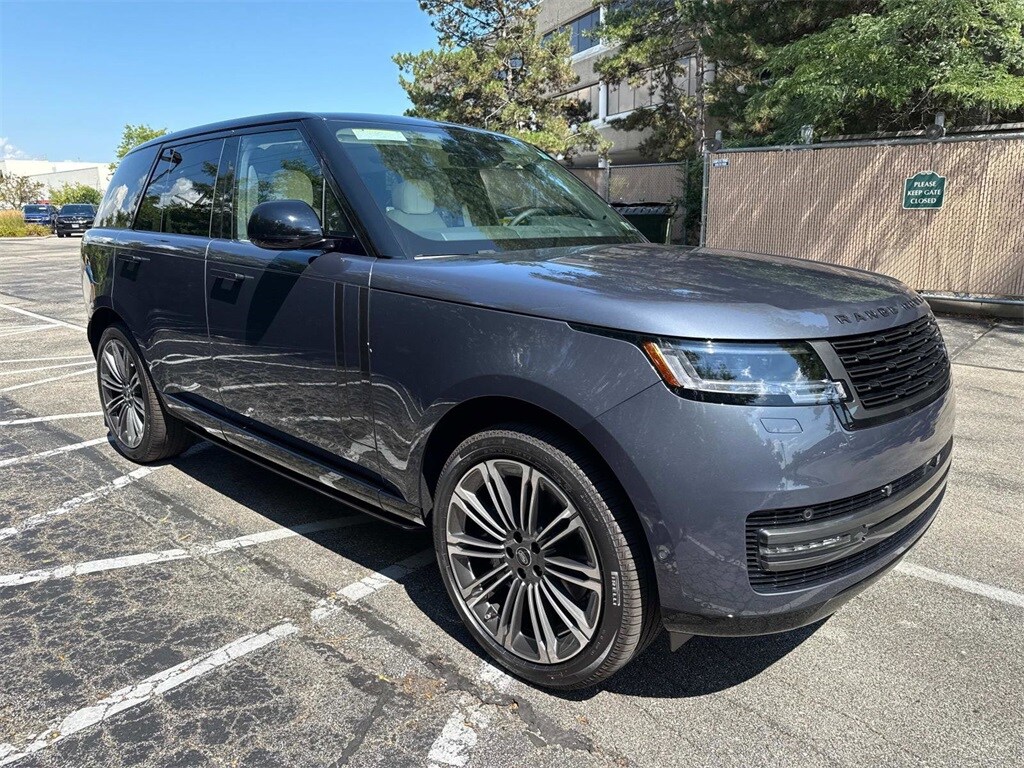 2025 Land Rover Range Rover SE photo 3