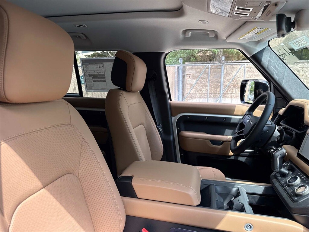 2025 Land Rover Defender 130 S photo 4