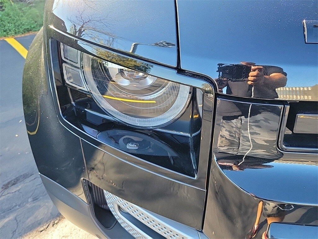 2025 Land Rover Defender 110 photo 3