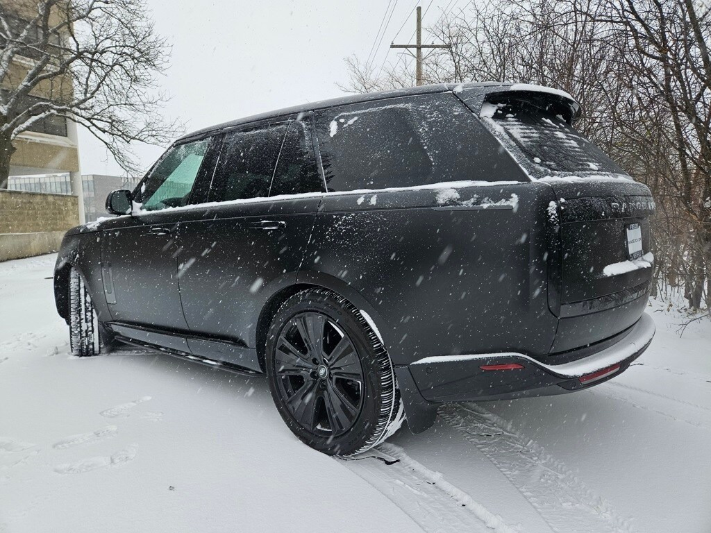 2024 Land Rover Range Rover SE photo 3