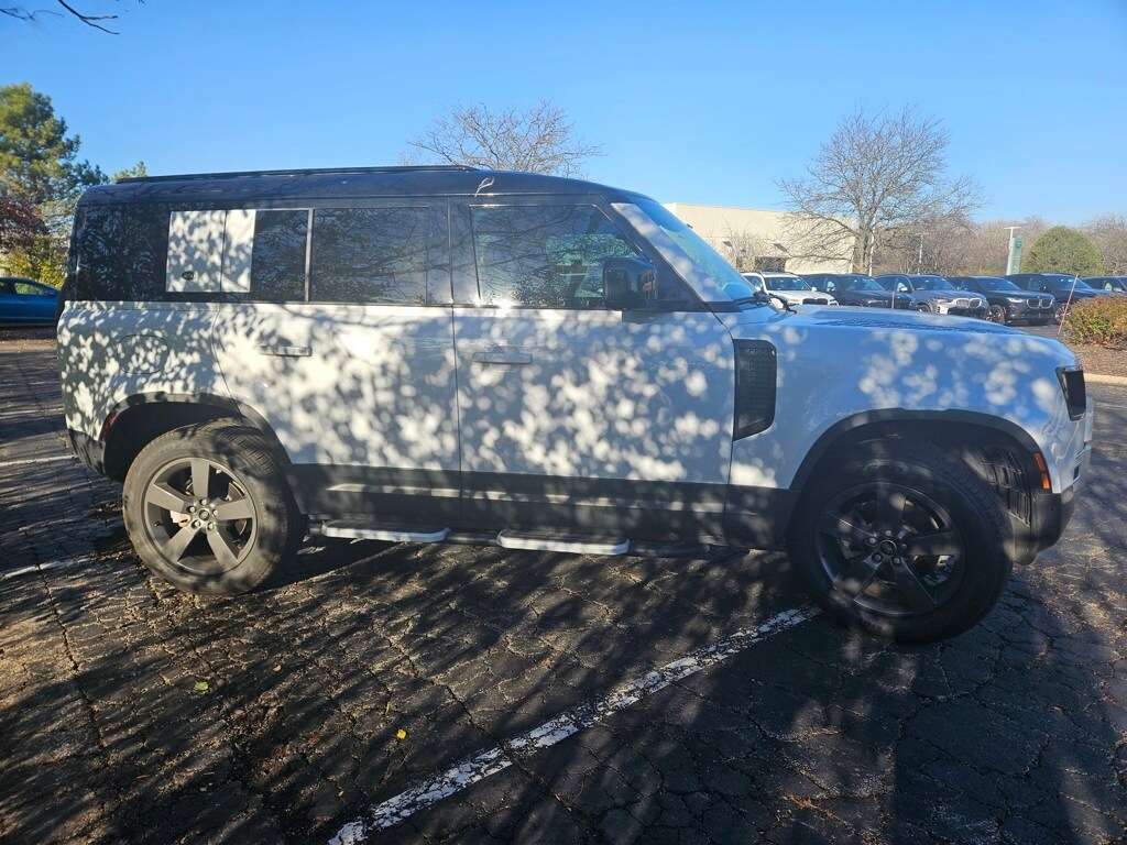 2023 Land Rover Defender 110 S photo 3