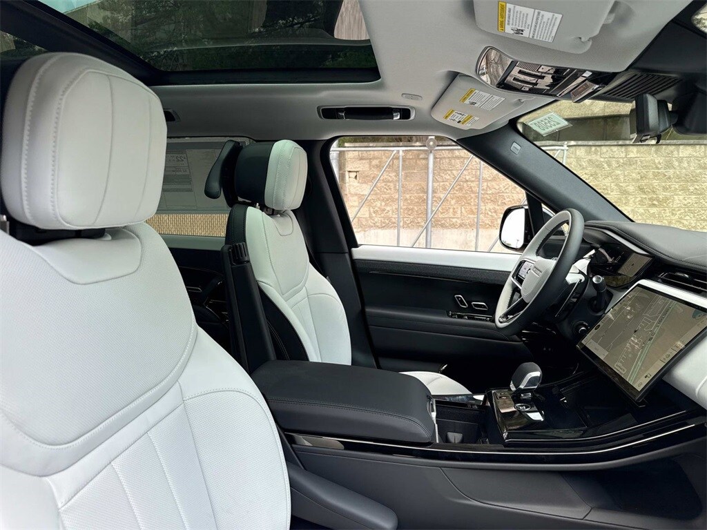 2025 Land Rover Range Rover Sport SE photo 4