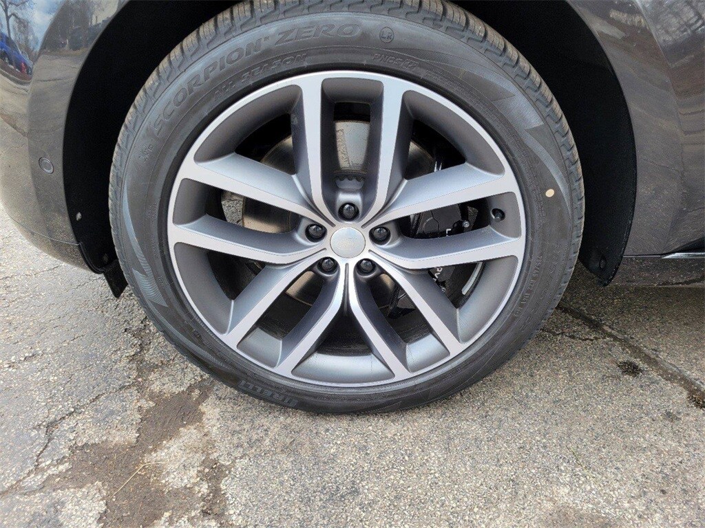 2025 Land Rover Range Rover SE photo 2