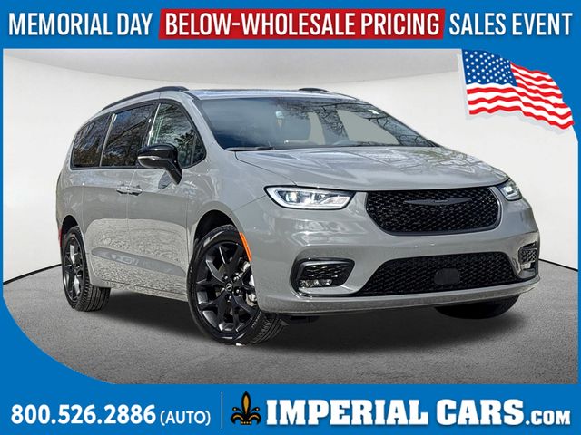 2025 Chrysler Pacifica Limited AWD's photo