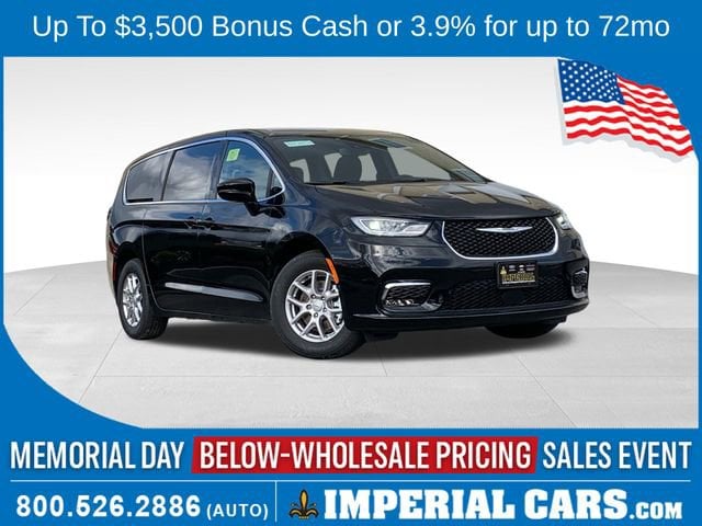 2026 Chrysler Pacifica Select's photo