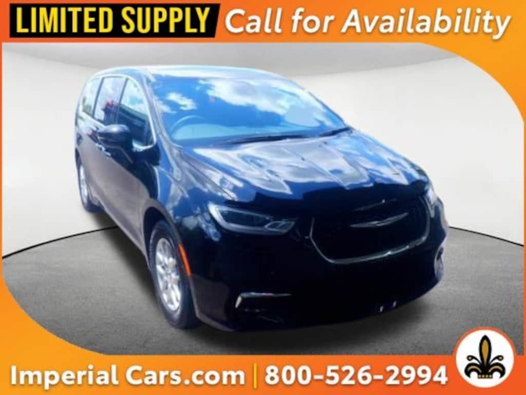 Used 2025 Chrysler Pacifica Select Van Passenger Van