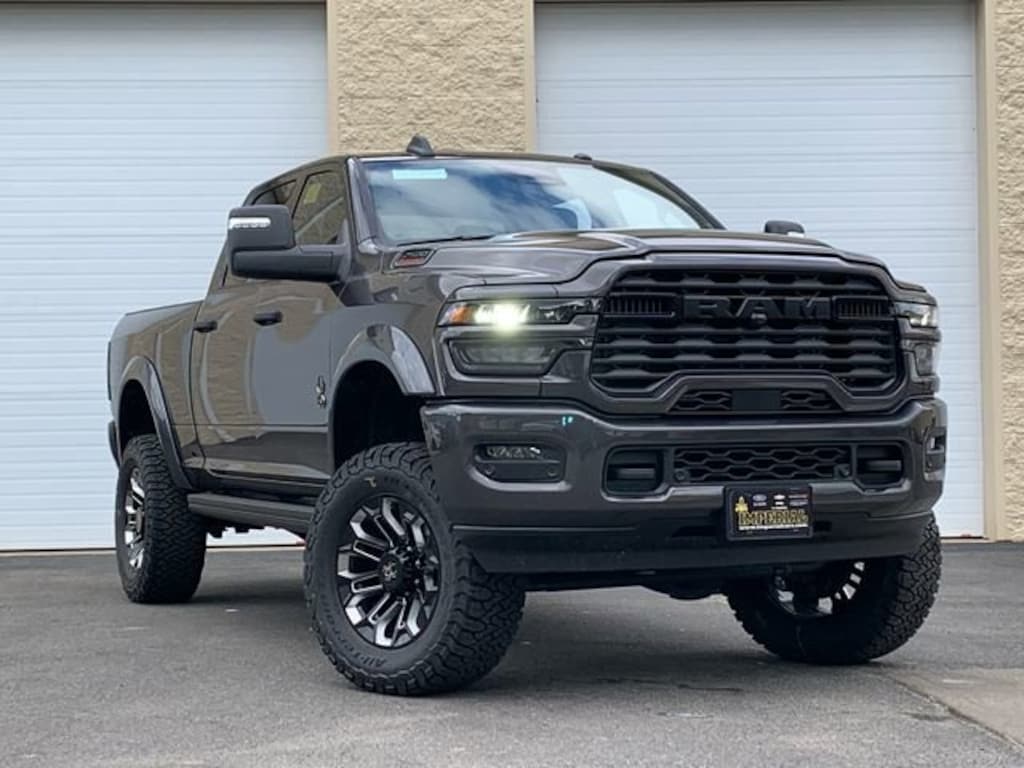 New 2025 Ram 2500 BIG HORN CREW CAB 4X4 6'4 BOX Pickup