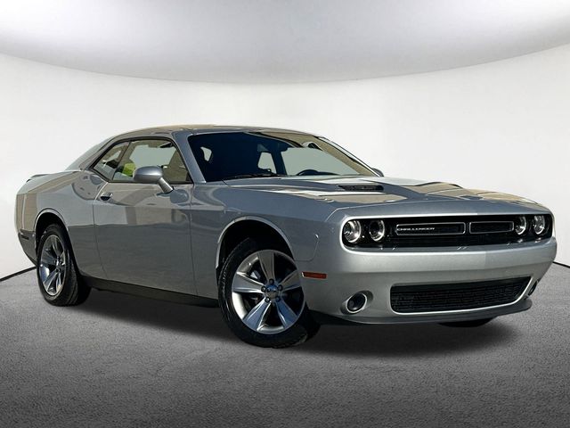 2022 Dodge Challenger SXT photo 2