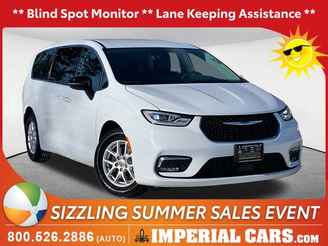 2024 Chrysler Pacifica Touring L's photo