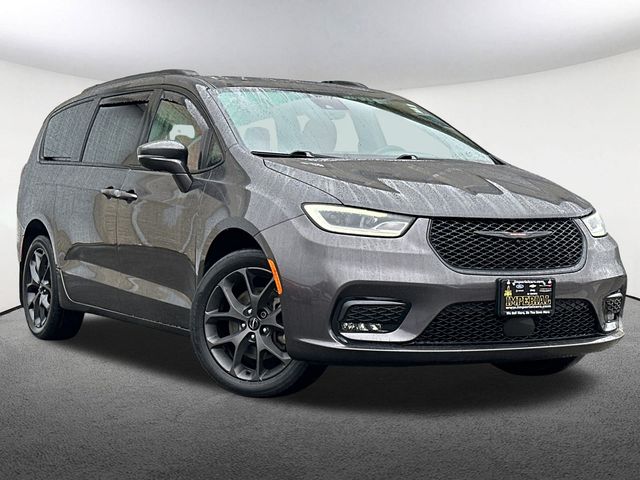 Used 2021 Chrysler Pacifica Limited with VIN 2C4RC3GG7MR581835 for sale in Mendon, MA