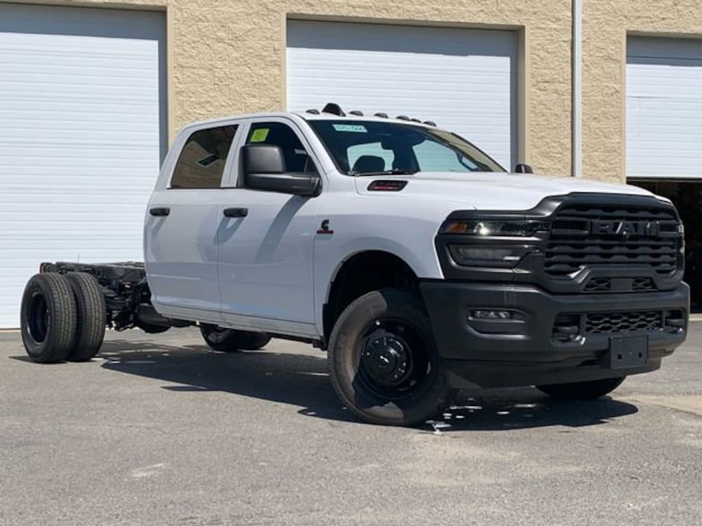 New 2025 Ram 3500 Chassis Cab 3500 TRADESMAN CREW CAB CHASSIS 4X4 60' CA Pickup