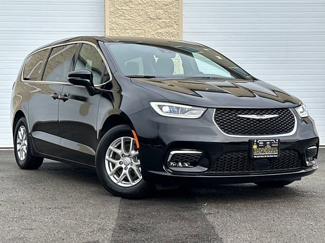 2026 Chrysler Pacifica Select's photo