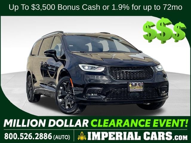 2026 Chrysler Pacifica Select's photo