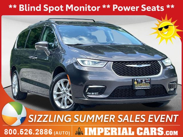 2021 Chrysler Pacifica Touring's photo