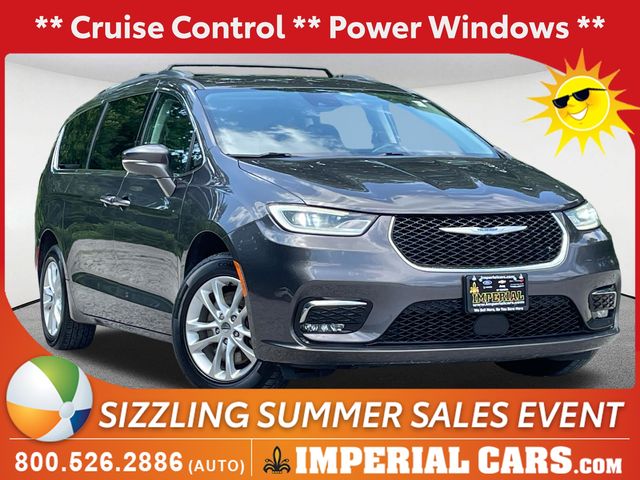 2021 Chrysler Pacifica Touring's photo