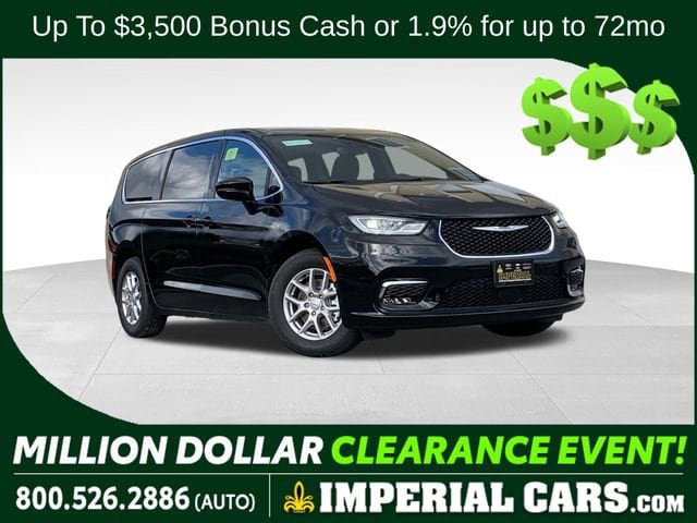 2026 Chrysler Pacifica Select's photo