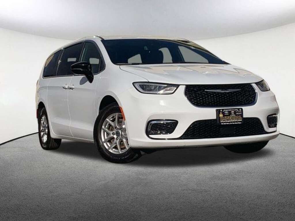 Used 2025 Chrysler Pacifica Select Van Passenger Van