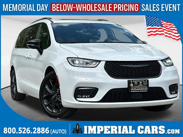 2025 Chrysler Pacifica Limited's photo