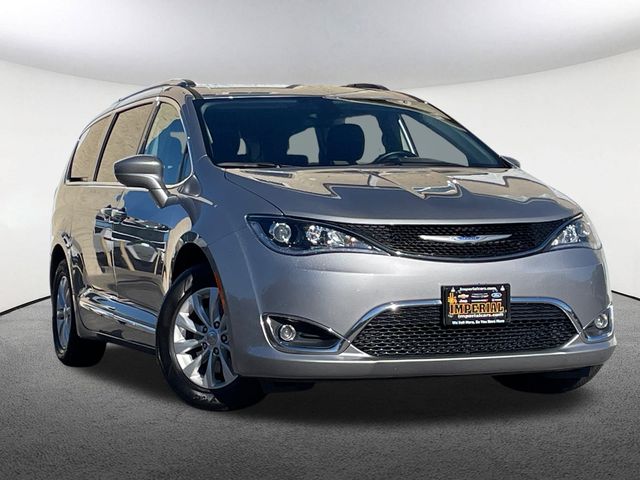 Used 2018 Chrysler Pacifica Touring L with VIN 2C4RC1BG6JR124229 for sale in Mendon, MA
