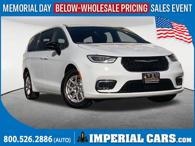 2025 Chrysler Pacifica Select's photo