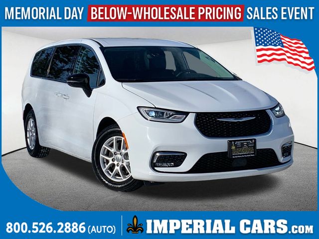 2024 Chrysler Pacifica Touring L's photo