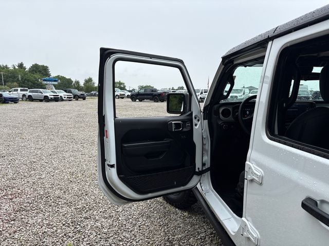 2025 Jeep Wrangler 4-Door Willys - Photo 25