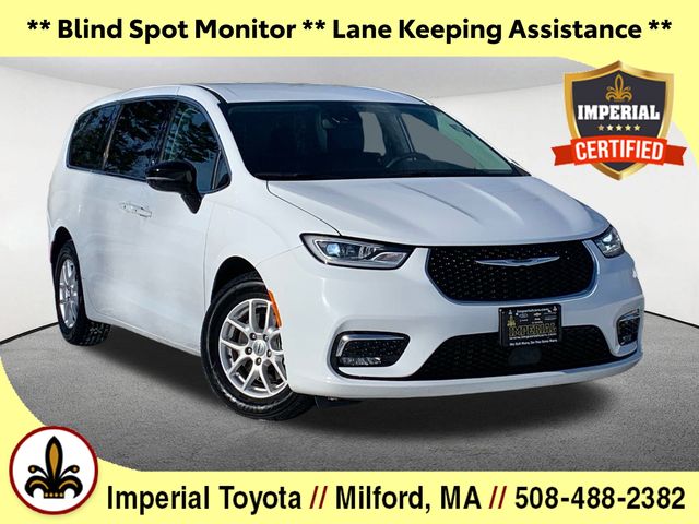 2024 Chrysler Pacifica Touring L's photo