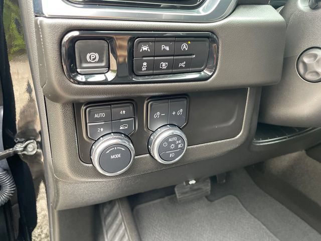 2025 GMC Yukon Denali - Photo 30