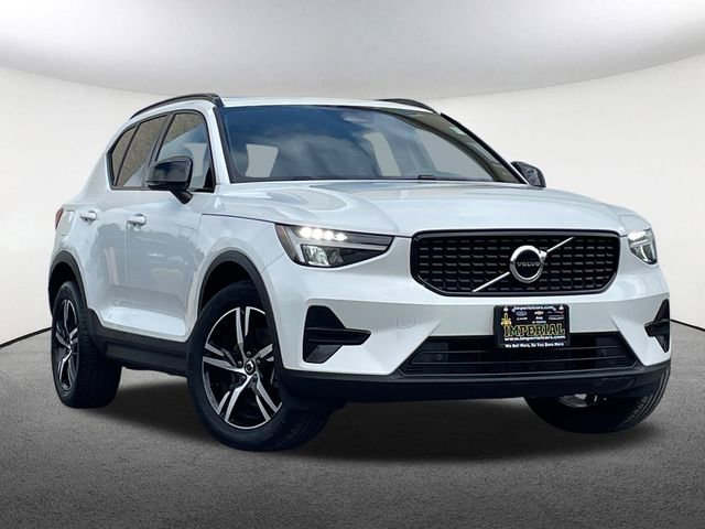 2024 Volvo XC40 Core photo 2