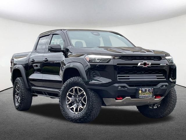 Used 2024 Chevrolet Colorado ZR2 with VIN 1GCPTFEK5R1126543 for sale in Mendon, MA