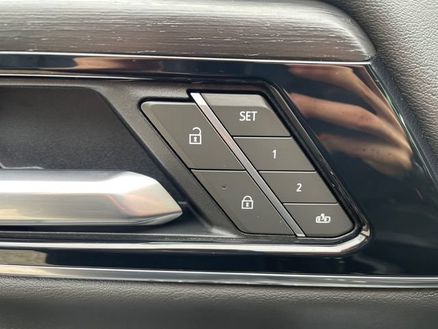 2025 GMC Yukon Denali - Photo 29