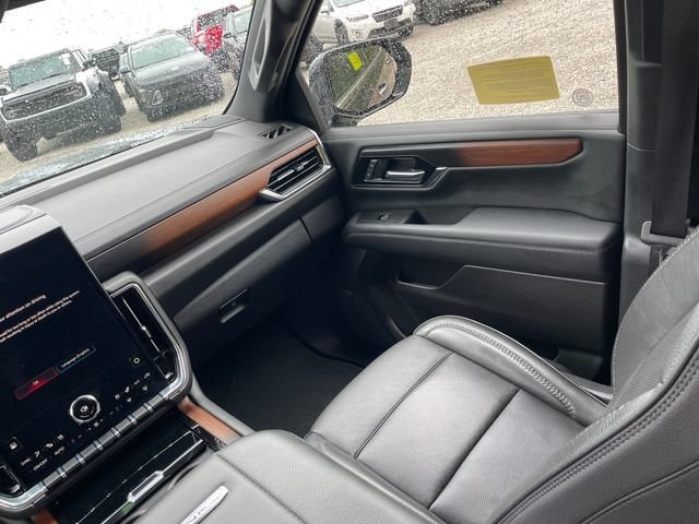 2025 GMC Yukon Denali - Photo 26