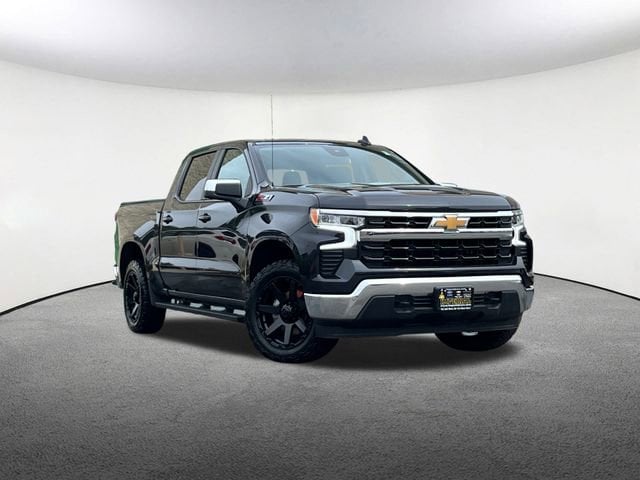 Used 2024 Chevrolet Silverado 1500 LT with VIN 1GCUDDED9RZ140579 for sale in Mendon, MA