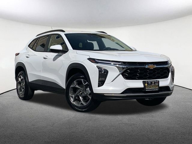 2025 Chevrolet Trax LT photo 2
