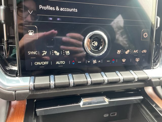 2025 GMC Yukon Denali - Photo 37