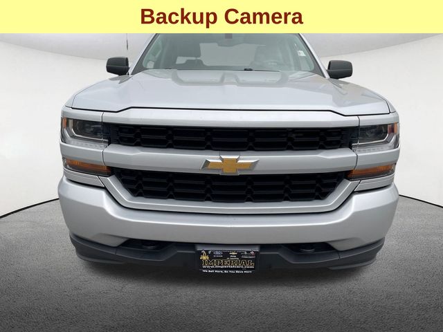 2018 Chevrolet Silverado 1500 Custom photo 3