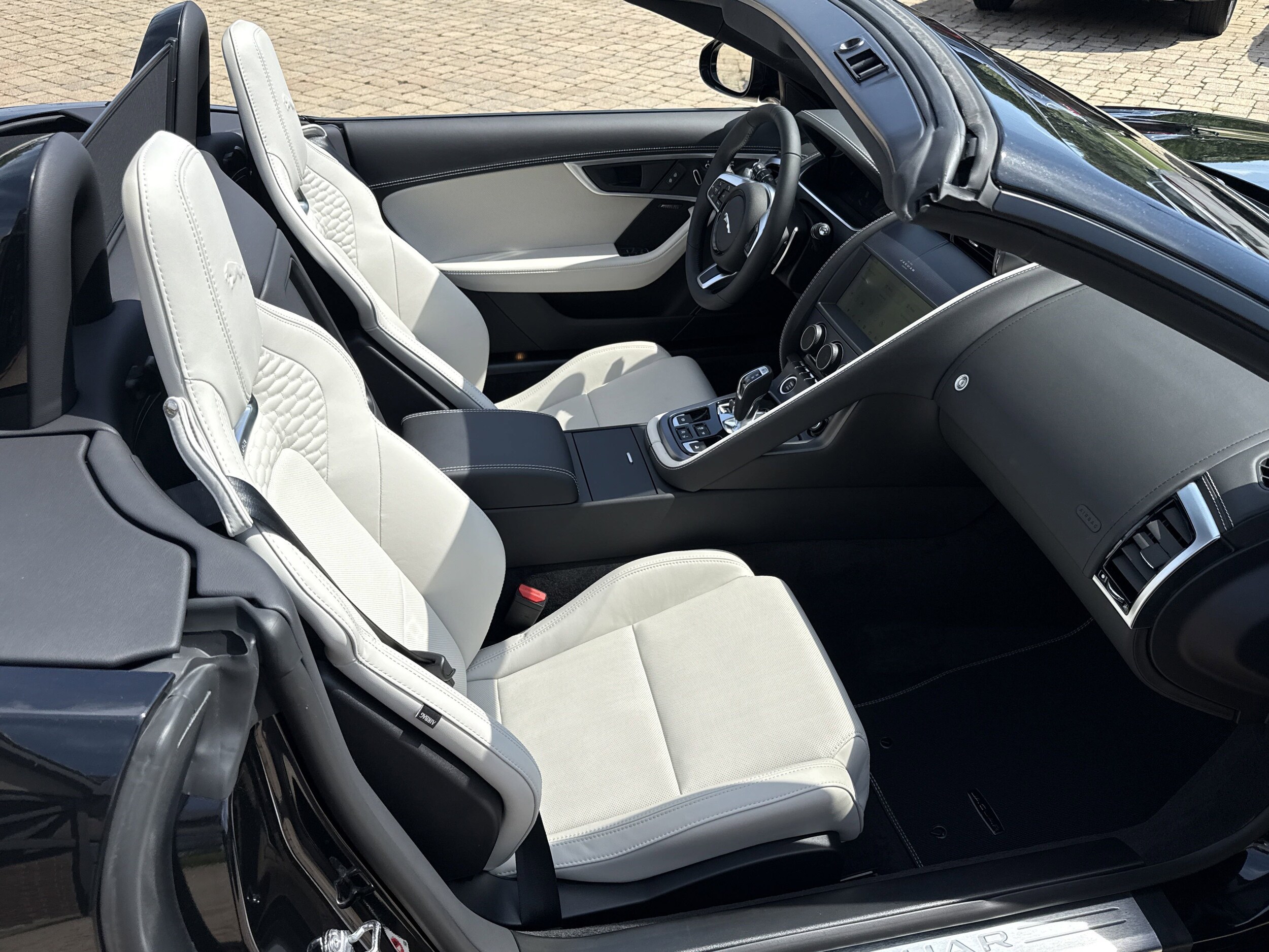 2024 Jaguar F-TYPE P450 R-Dynamic photo 3
