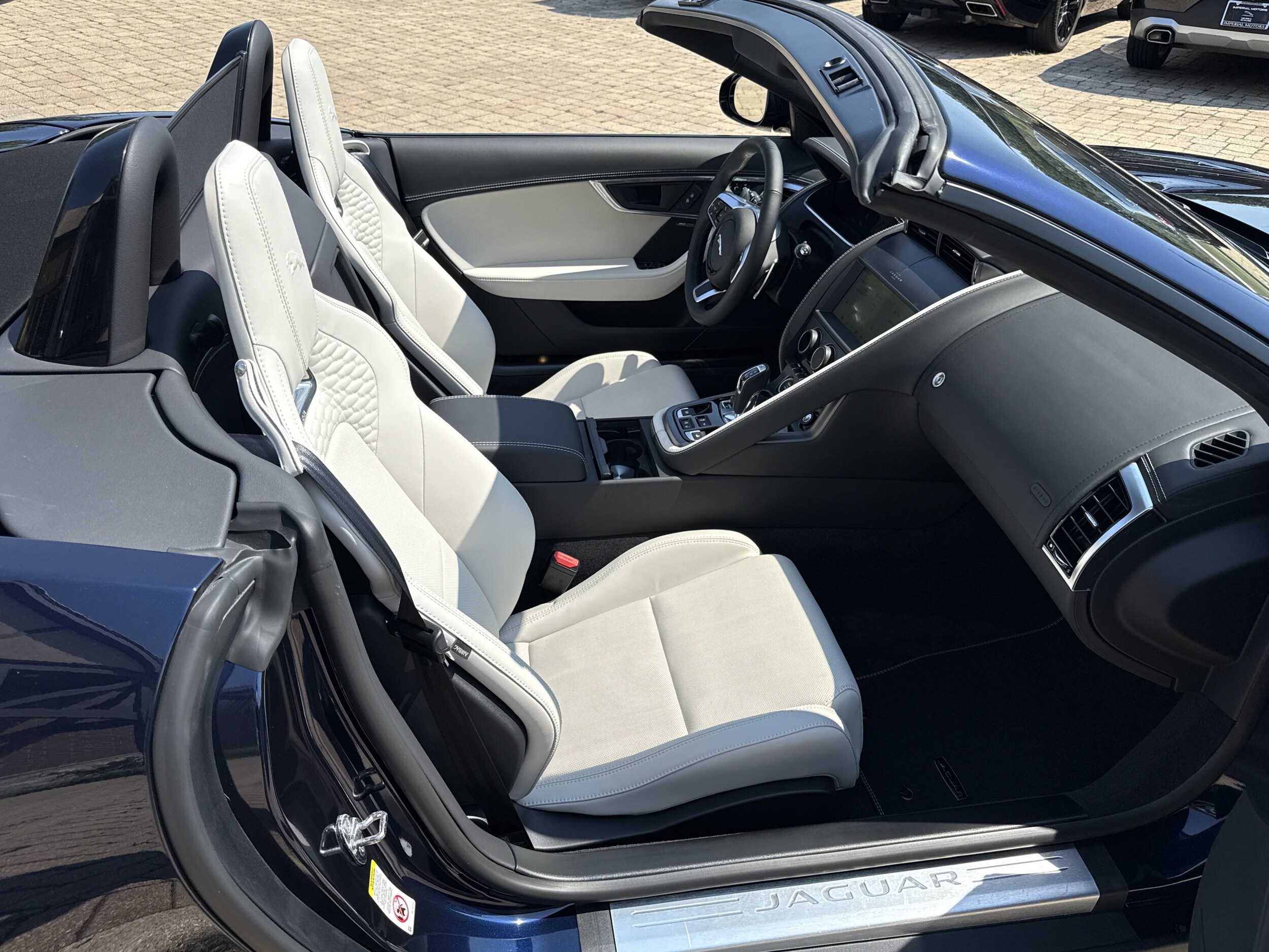 2024 Jaguar F-TYPE P450 R-Dynamic photo 3