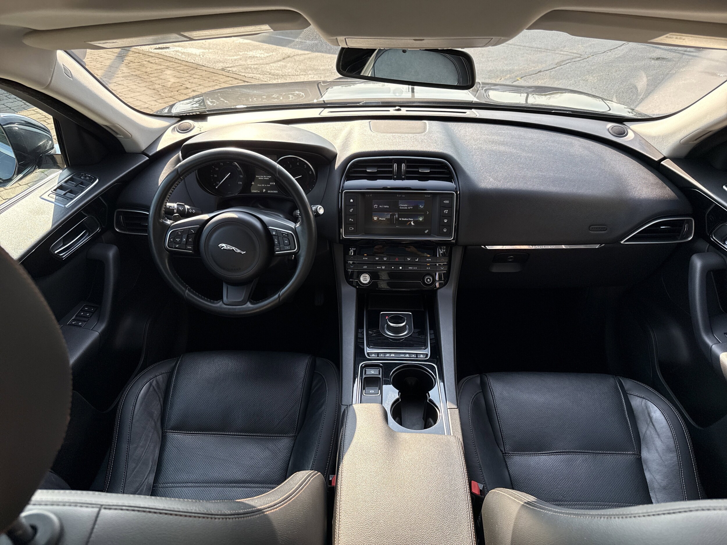 2017 Jaguar F-PACE Prestige photo 2
