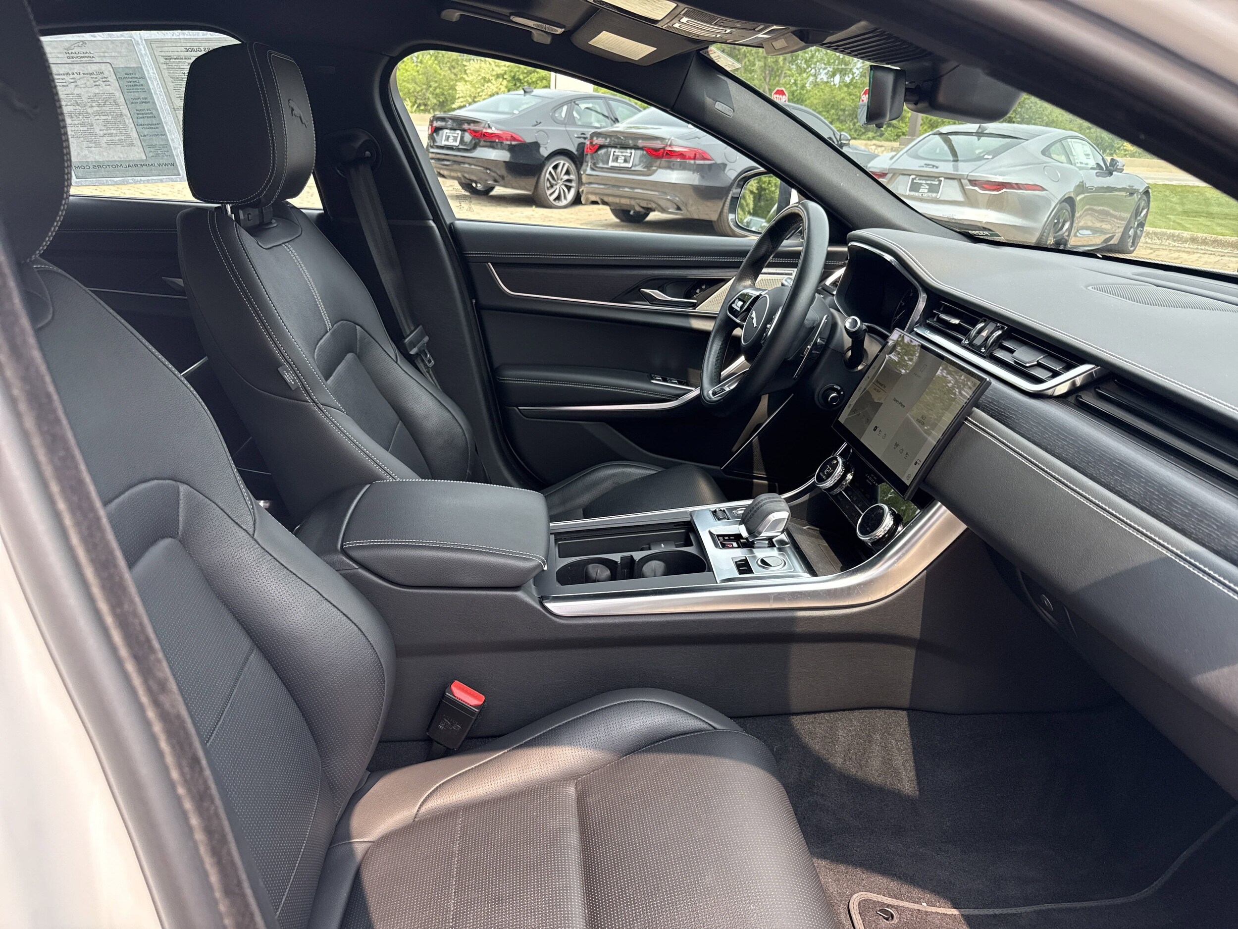 2022 Jaguar XF R-Dynamic SE photo 3