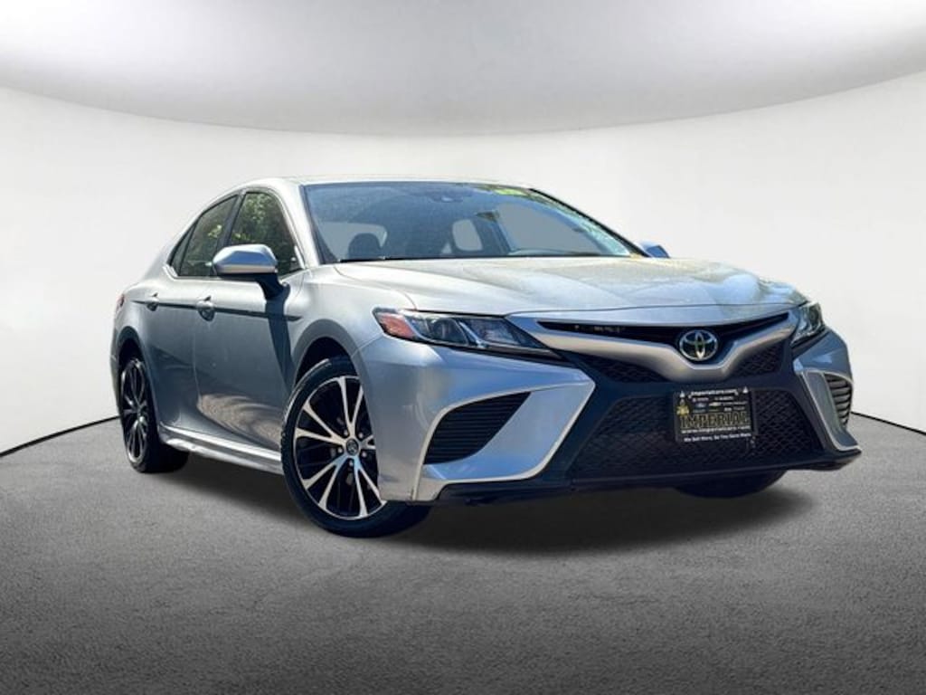 Used 2020 Toyota Camry SE Sedan