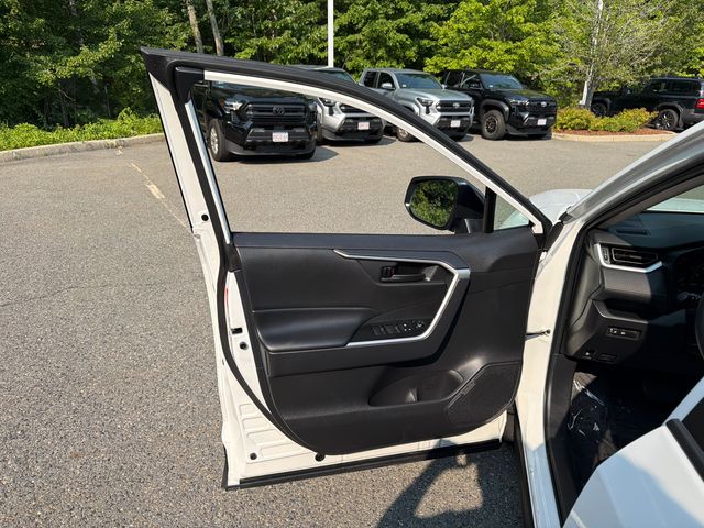 2025 Toyota RAV4 LE - Photo 26