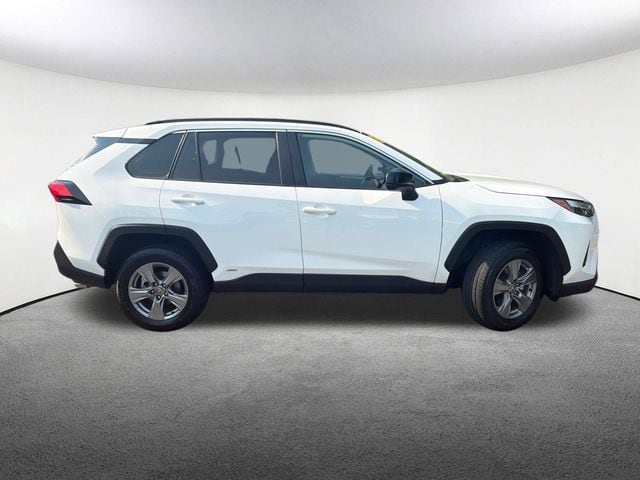2025 Toyota RAV4 LE - Photo 18