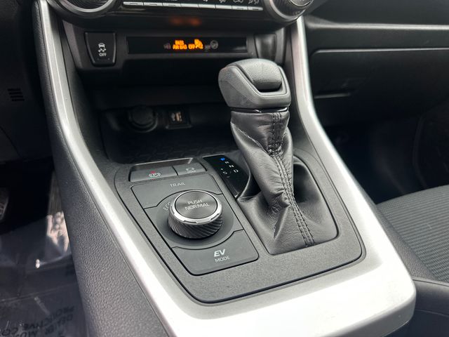 2025 Toyota RAV4 LE - Photo 30