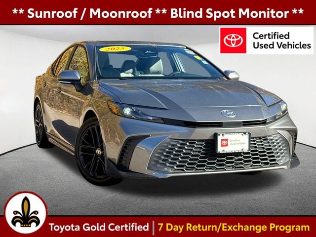 2025 Toyota Camry SE's photo