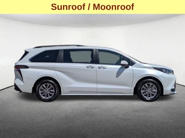 2024 Toyota Sienna XLE photo 3